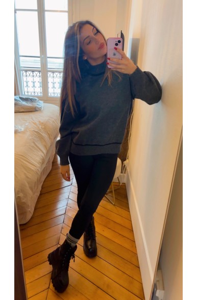 Pull gris foncé liseré noir col montant manche longue