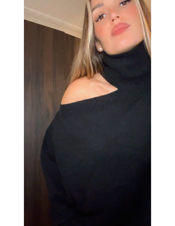 Pull épaule denudée col montant