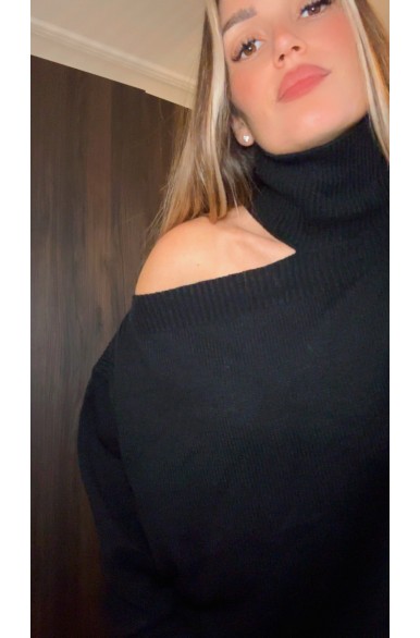 Pull épaule denudée col montant